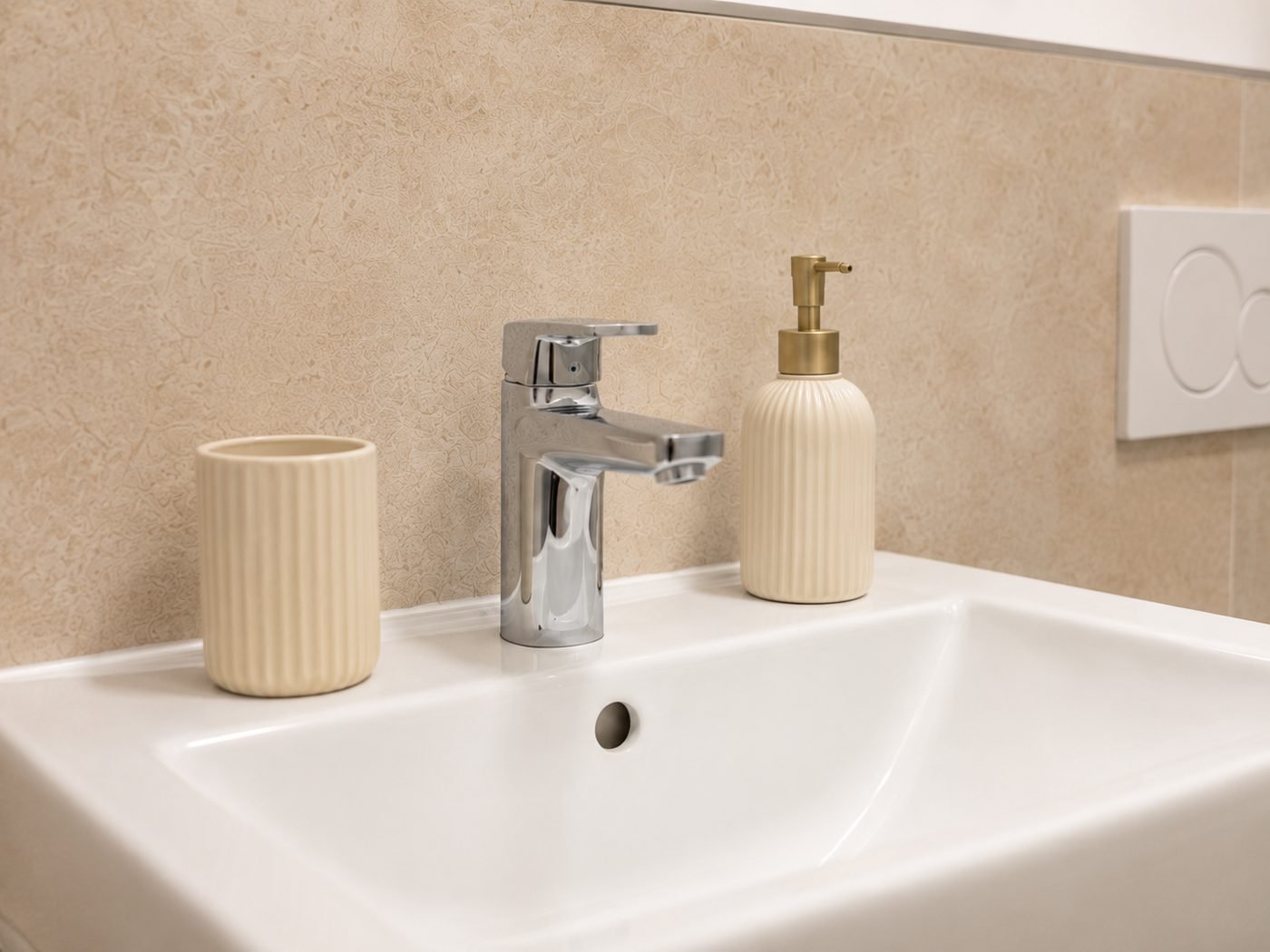 Waschbecken mit Seifenspender und Zahnputzbecher